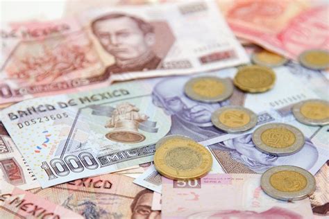 Mexican Peso rises against USD after US PCE data comes in .